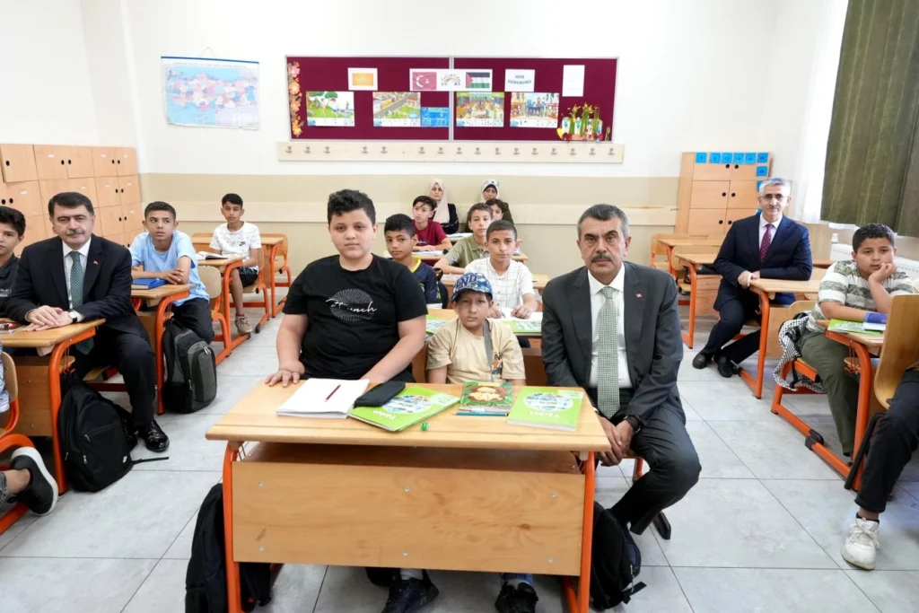 Bakan Tekin’den Gazzeli çocuklara ziyaret
