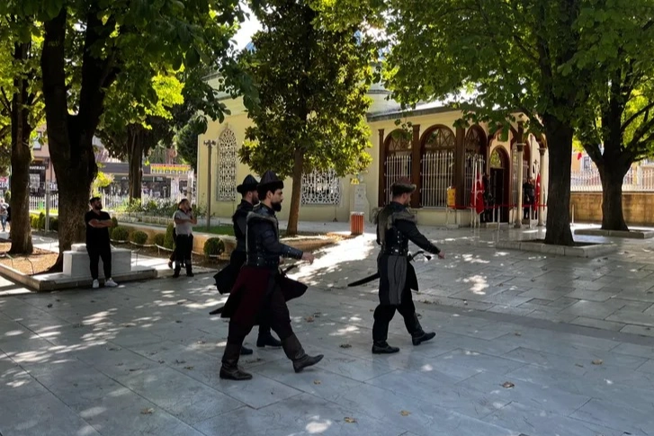 Bursa’da Osmangazi Türbesi’nde nöbet değişimi ziyaretçileri duygulandırıyor