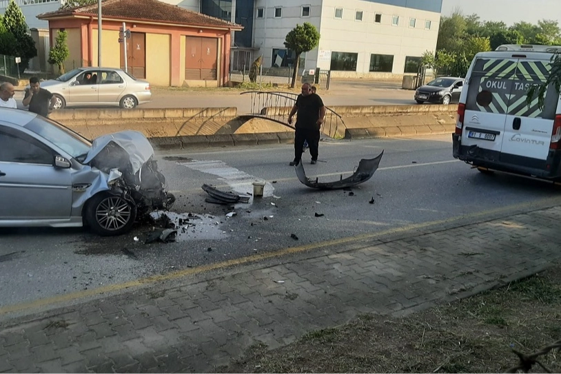 Düzce’de park halindeki servis aracına çarptı!