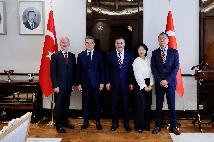 Cumhurbaşkanı Yardımcısı Cevdet Yılmaz Netaş ve ZTE heyeti ile bir araya geldi